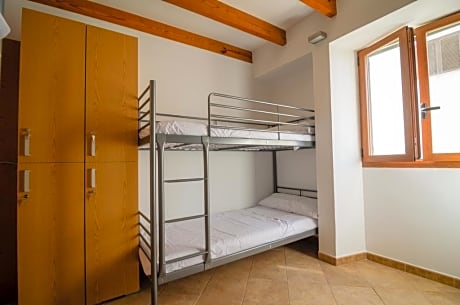 BED IN SHARED ROOM IN BUNKBEDS AND SHARED BATHROOM