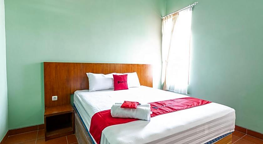 RedDoorz near Puro Mangkunegaran