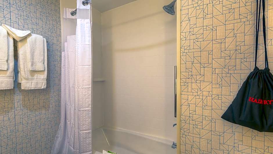 Holiday Inn Express & Suites Tulsa Midtown By IHG