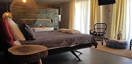 Queen Suite with Pool View