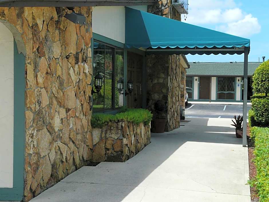 Spinnaker Inn of Naples