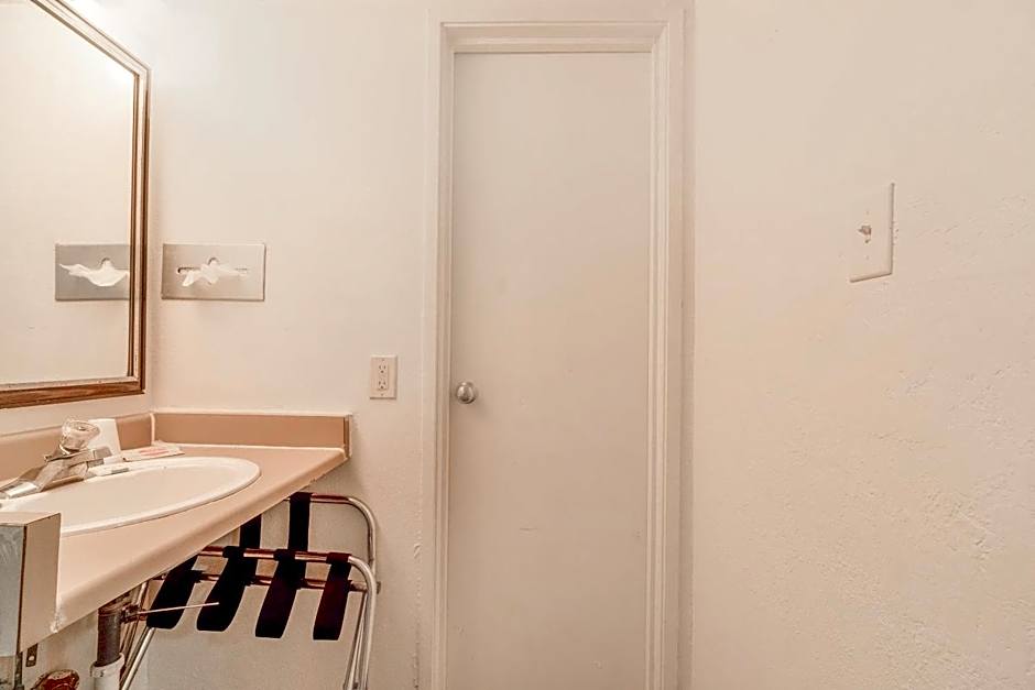 Castle Inn & Suites By OYO Chickasha