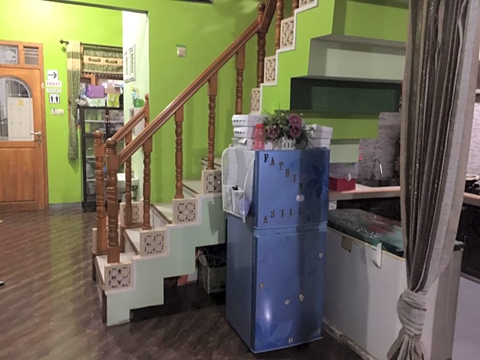 OYO Life 93055 Fathin Hotel