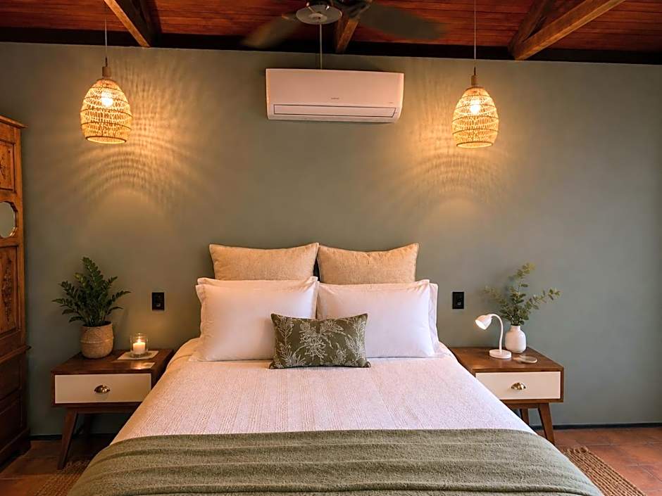 Gunnadoo Holiday Hut with Ocean Views and Jacuzzi
