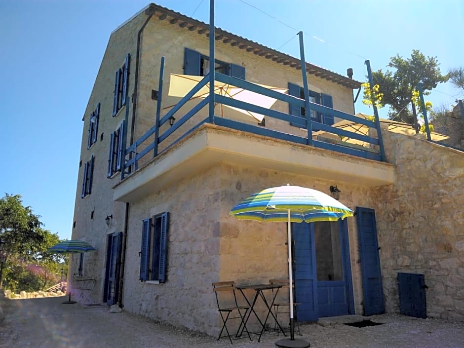 La casa dalle finestre blu