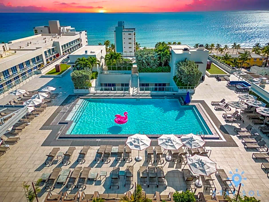 Hot tub & Rooftop pool- Near Beach