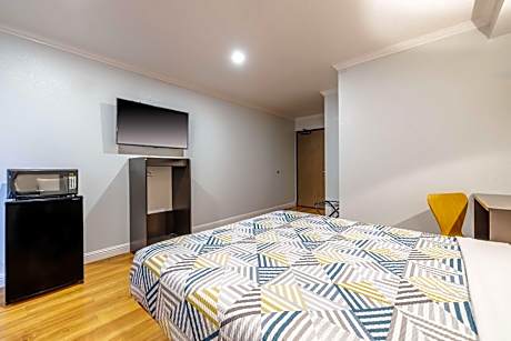 Queen Room - Disability Access - Roll in Shower