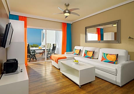 Studio with pool or sea view