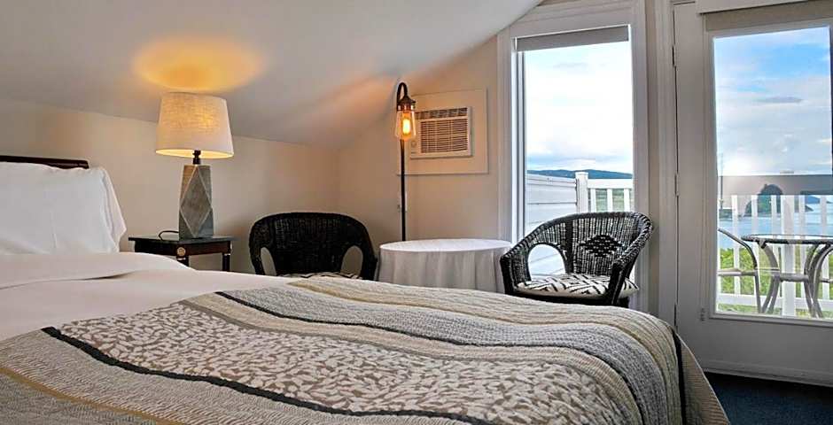 Photo 1 of 3 of 1 Queen Bed, River View