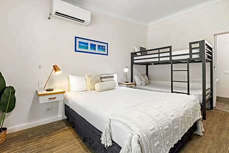 Motel Room - 1 Queen + 1 Trio Bunk (5 person)