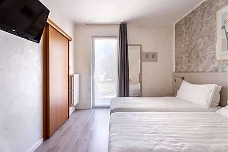 Double Room with Balcony and Mountain View