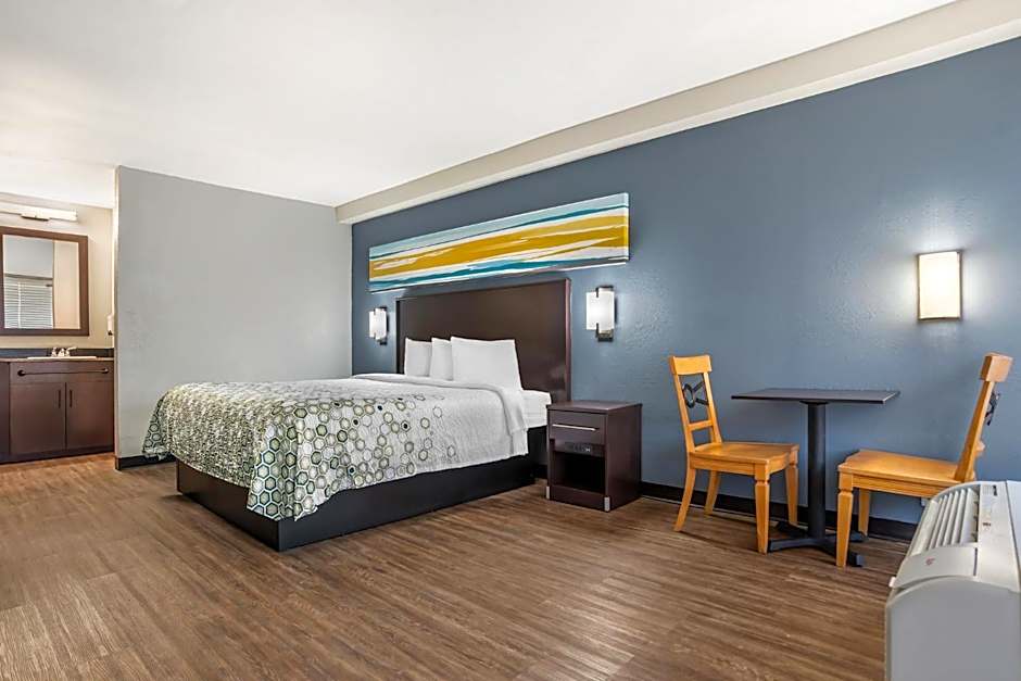 HomeTowne Studios by Red Roof Montgomery - Midtown