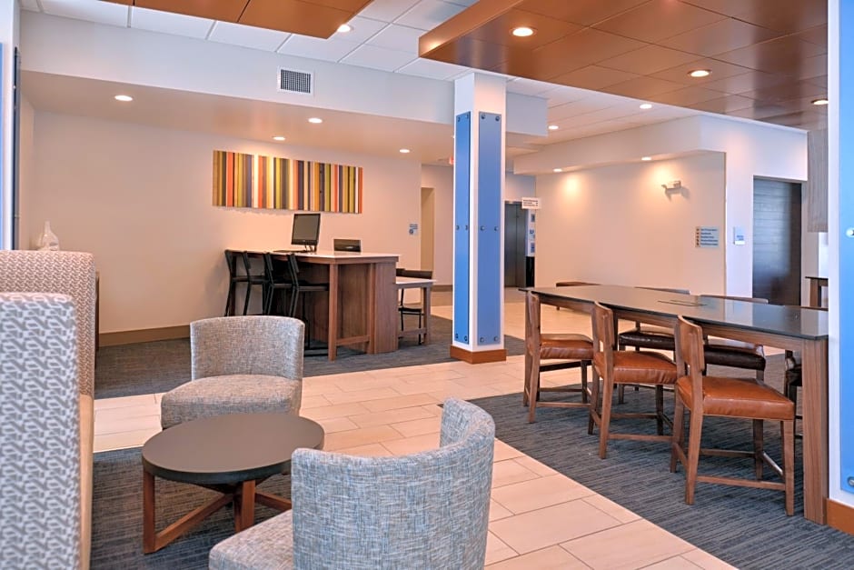 Holiday Inn Express & Suites Farmington Hills - Detroit, an IHG Hotel