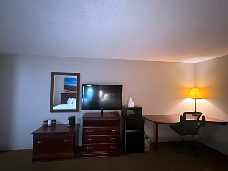 Studio Suite with Three Queen Beds - Non-Smoking
