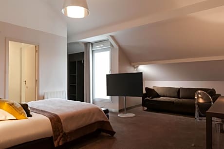 Deluxe Queen Room with Balcony - Non-Smoking