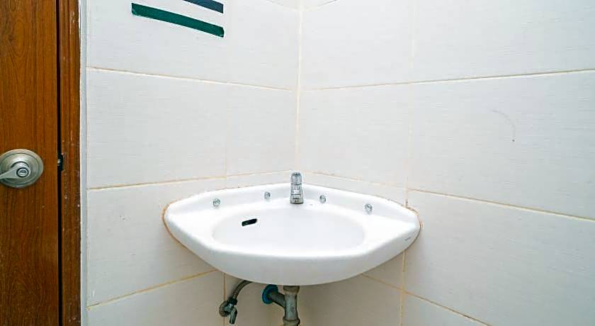 RedDoorz Syariah near Marvell City Mall 2