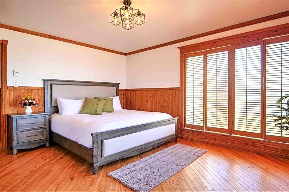 The Simeon - Upscale Bay Views by Doorbed