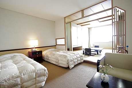 Twin Room with Tatami Area with Lake View(Buffet Dinner & Breakfast Included)