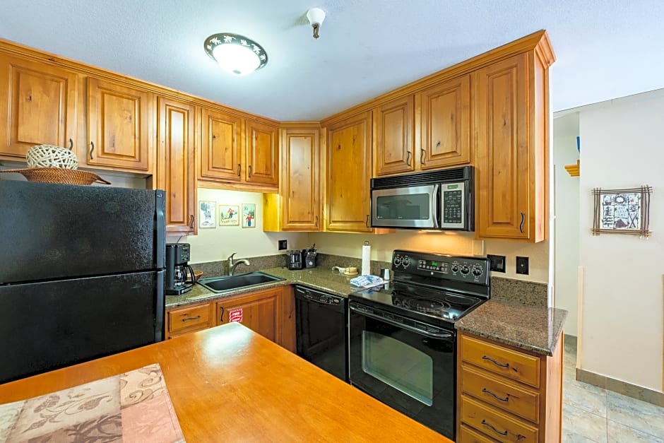 Carriage House Condominiums by All Seasons Resort Lodging
