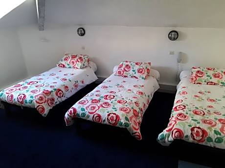 Economy Triple Room with Shared Bathroom