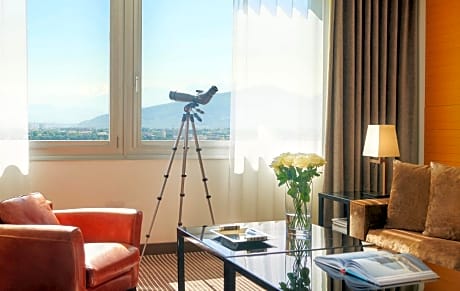 Panoramic Suite with Lake View