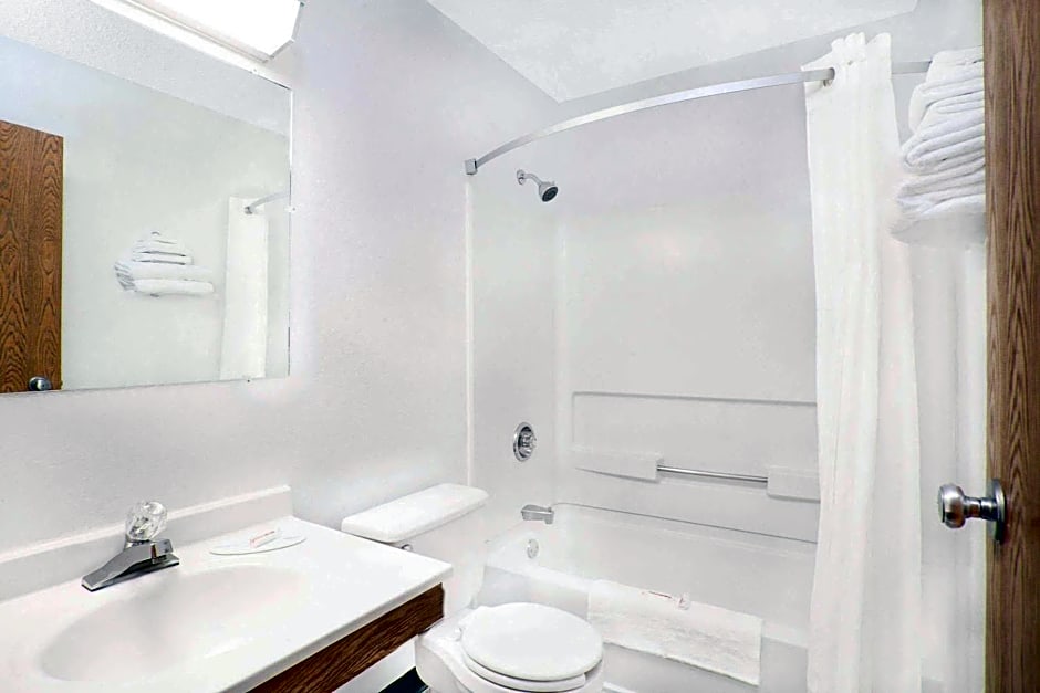 Super 8 by Wyndham Queensbury Glens Falls