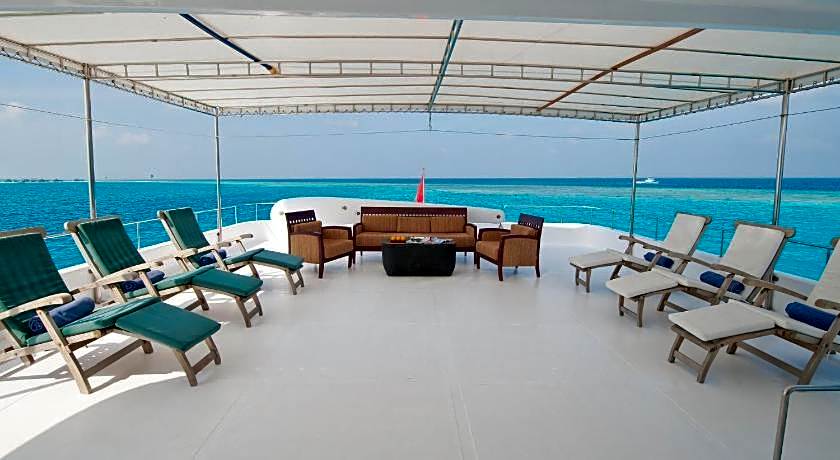 Crown Beach villas - direct access to bikini beach