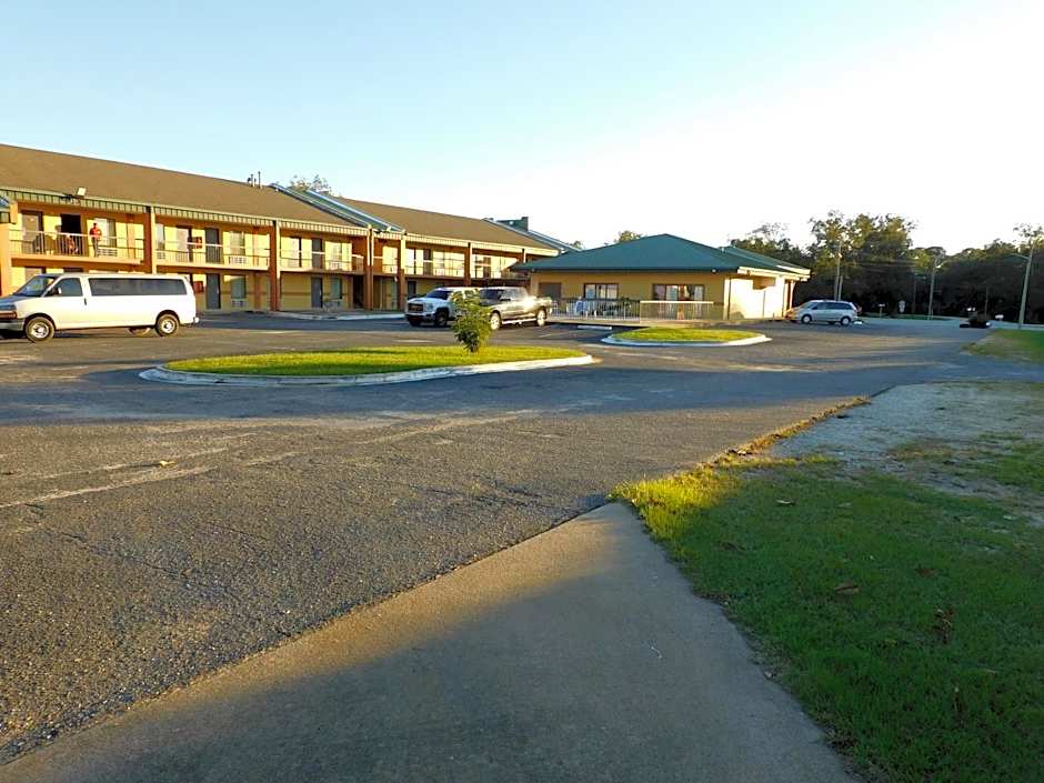 Camilla Inn & Suites