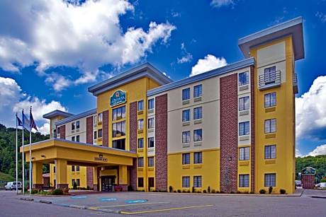 La Quinta Inn & Suites by Wyndham Elkview