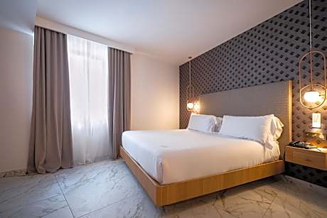 Premium Courtyard View