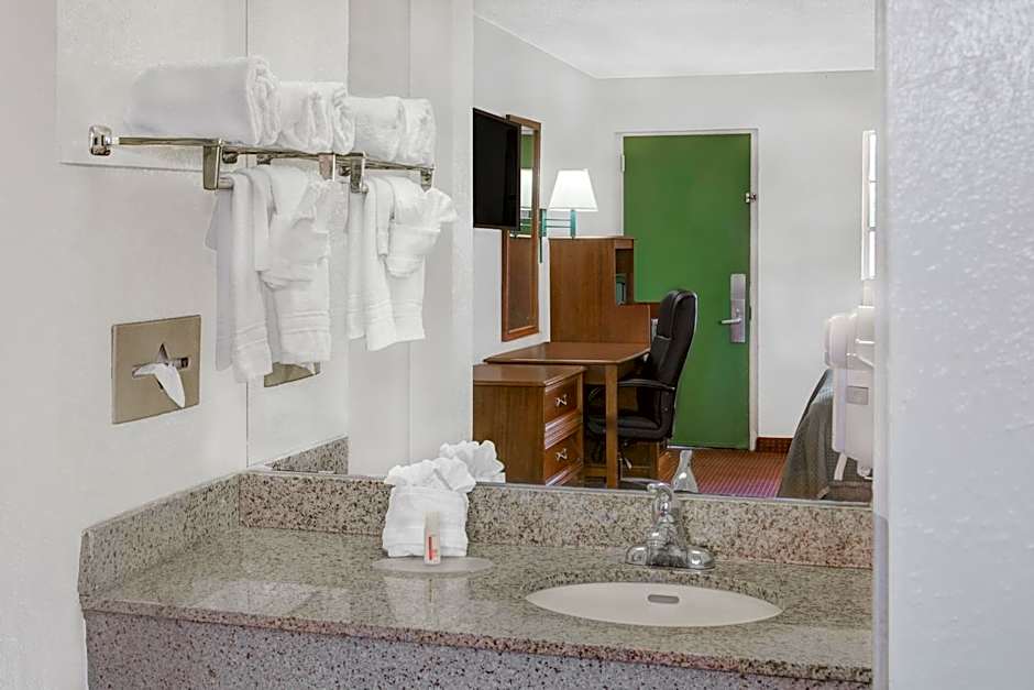 Howard Johnson by Wyndham Ft. Myers FL