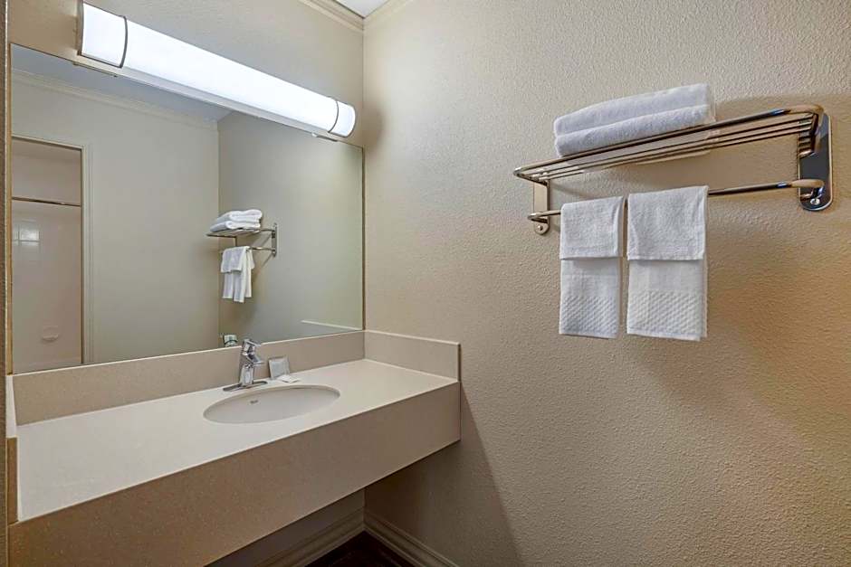 Econo Lodge Inn & Suites