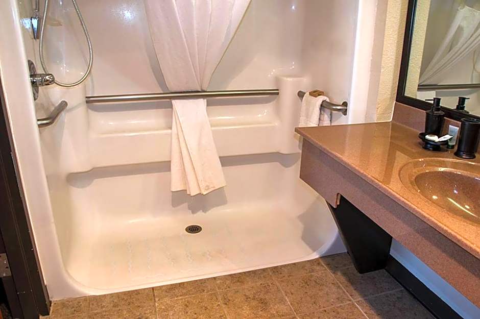 Greenlight Inn & Suites St James