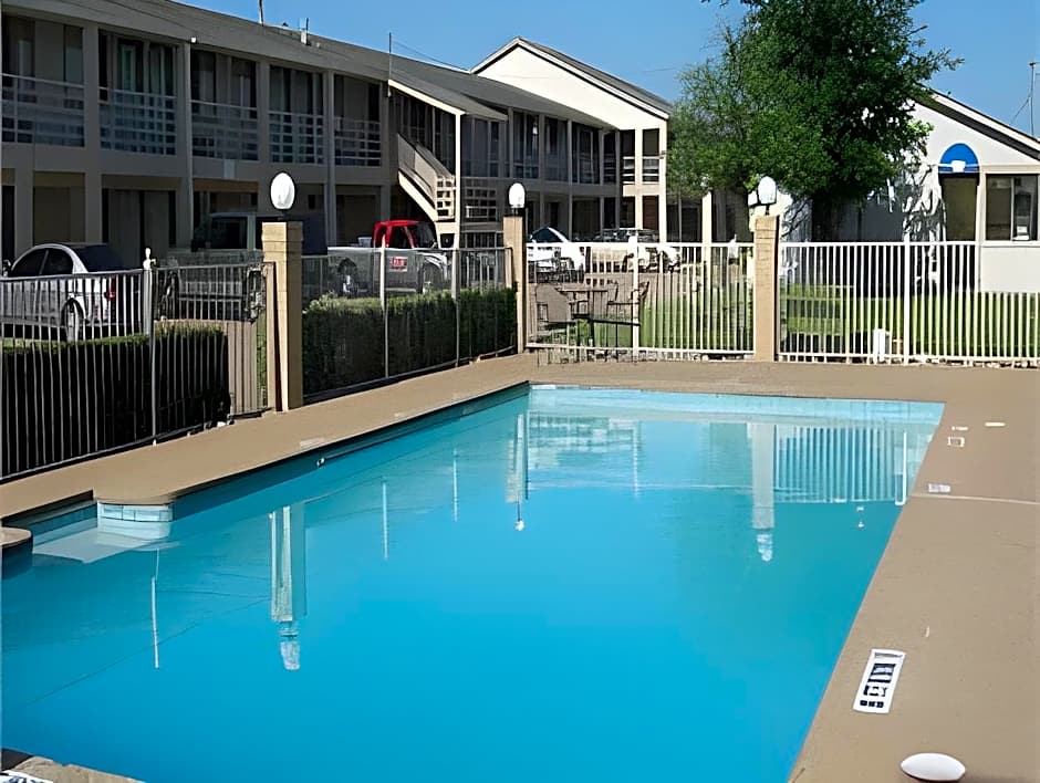 Motel 6-Lancaster, TX - DeSoto - Lancaster