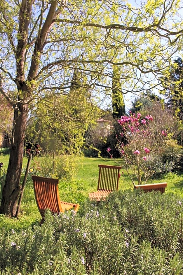 Les Romarins B&B, 10 min d'Uzès, piscine et grand jardin, Table d'hôte