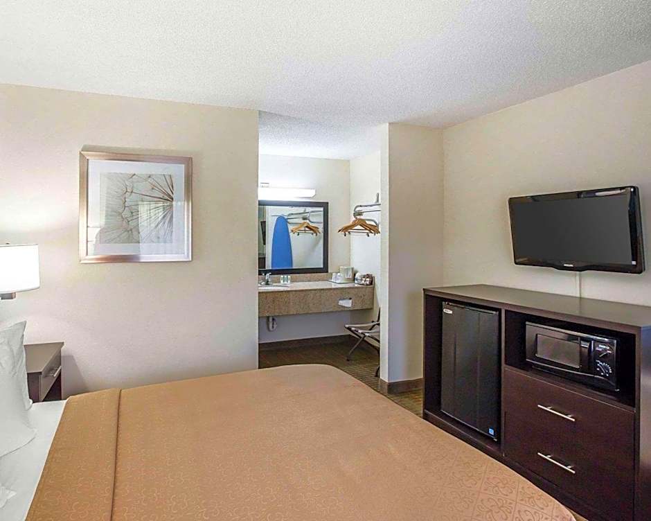 Photo 1 of 3 of 1 Queen Bed, Nonsmoking