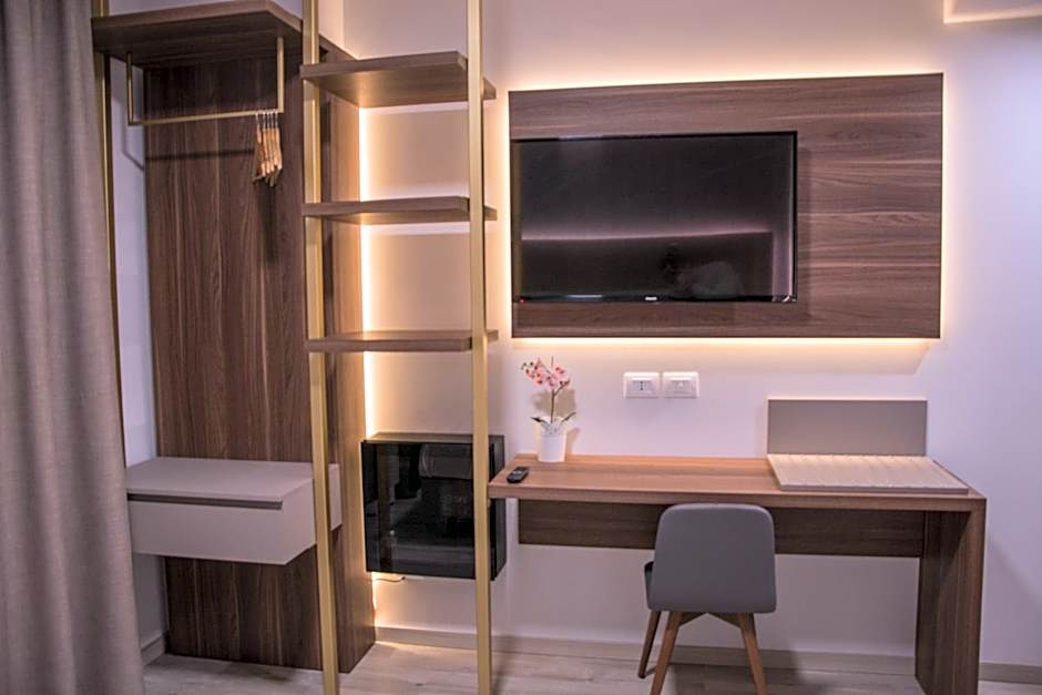 8room hotel