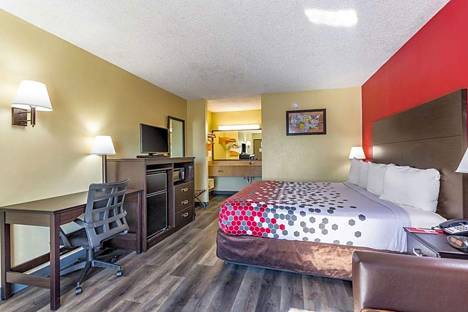 Econo Lodge & Suites Clarksville near Governors Square Mall