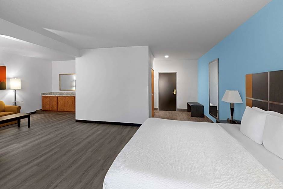 Days Inn & Suites by Wyndham Lubbock Medical Center