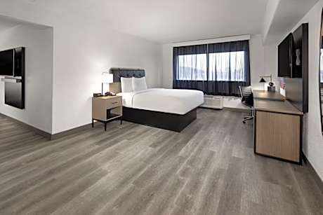 1 King Bed Business Suite Non-Smoking