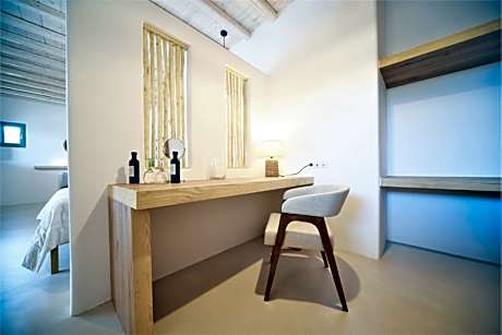 Deluxe suite with Jetted Tub and Pool View
