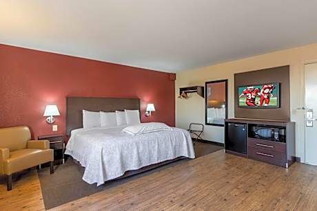 Premium King Room Smoke Free (Upgraded Bedding & Snack)