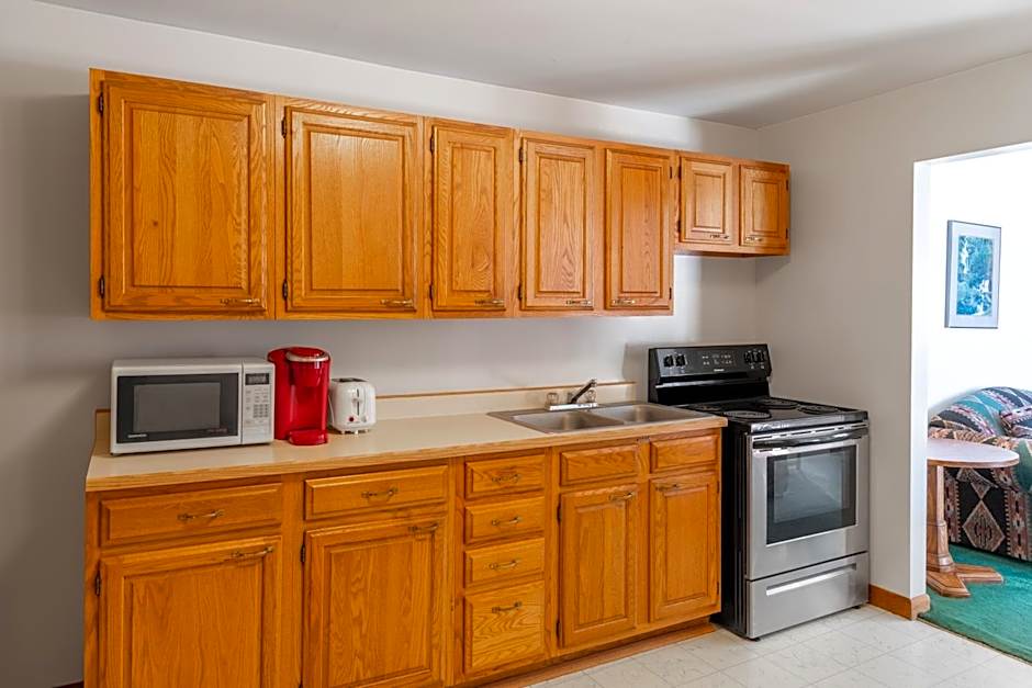 Sara Placid Inn & Suites