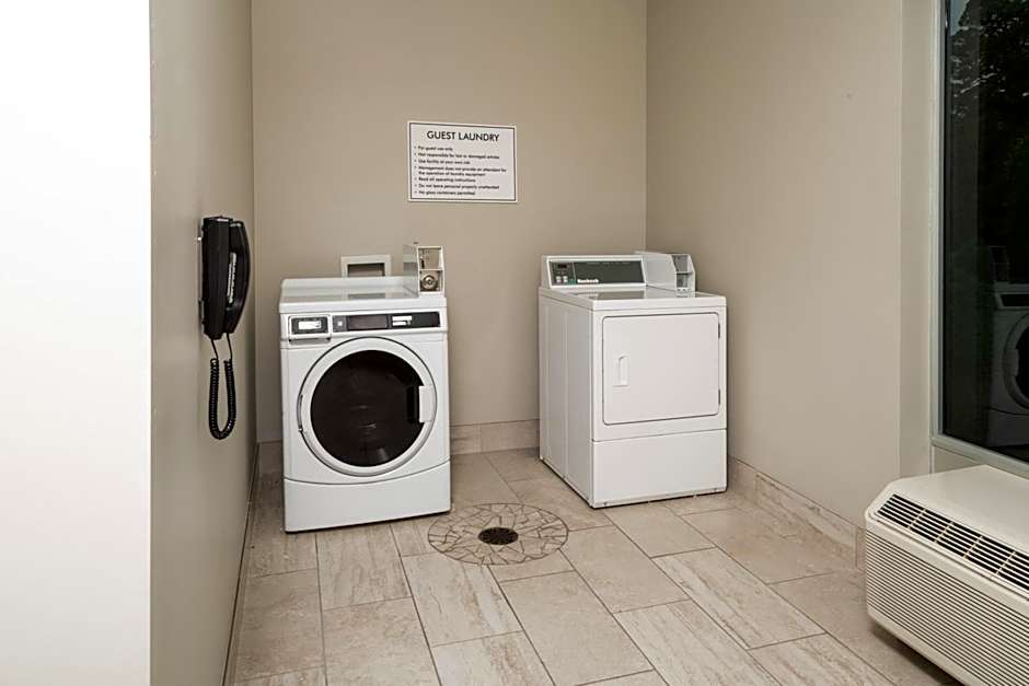 Holiday Inn Express & Suites Memphis Arpt Elvis Presley Blv By IHG