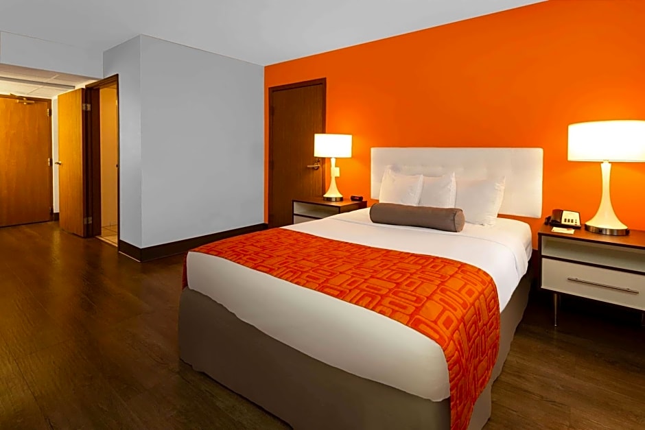 Howard Johnson by Wyndham Waukegan Great Lakes