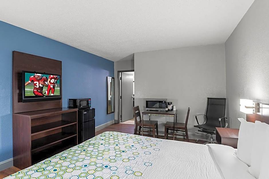 HomeTowne Studios by Red Roof Richmond - Airport Sandston