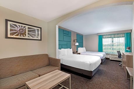 Executive Queen Room with Two Queen Beds and Sofa Bed - Non-Smoking
