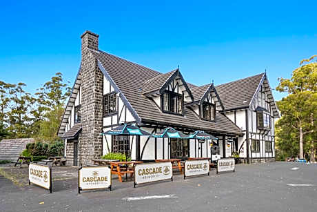 The Fox and Hounds Historic Hotel