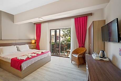 Deluxe Double Room (2 Adults + 1 Child)