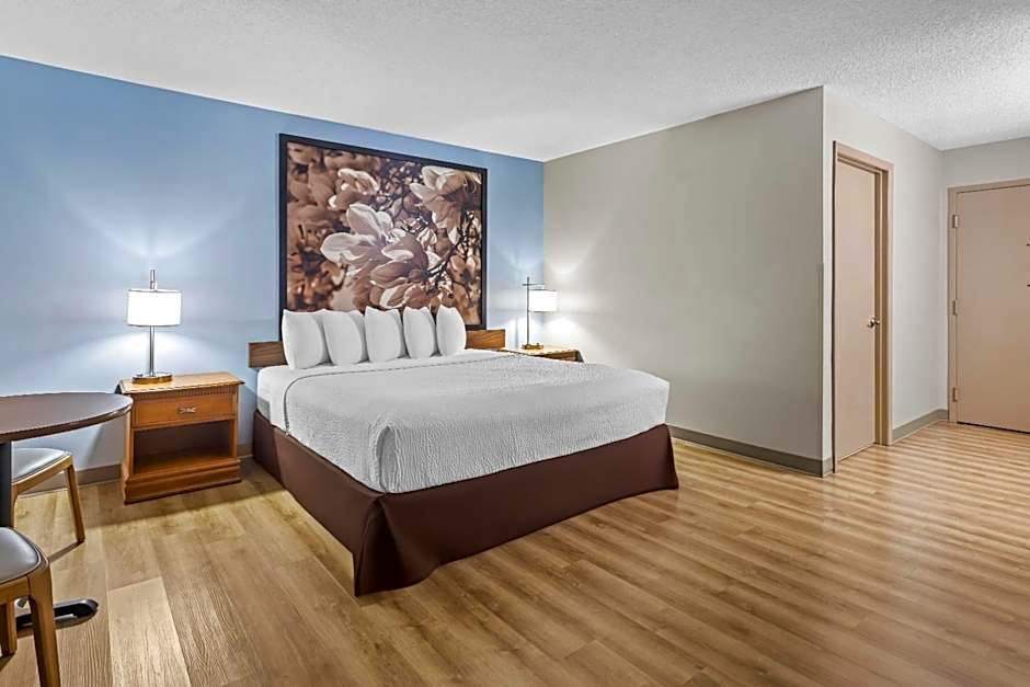 Super 8 by Wyndham Valdosta/Conf Center Area